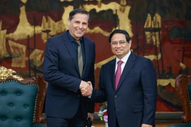 PM Pham Minh Chinh (R) and Skoda Auto Chairman and CEO Klaus Zellmer. (Photo: VNA)