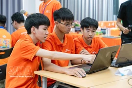 Students at FPT Ha Nam Inter-level High School practice their lessons directly by applying digital technology software (Photo: VNA)