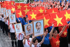 Young people perform the song "Vietnam ơi" (Oh Vietnam). (Photo: VNA)