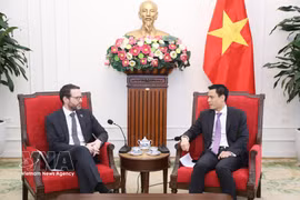 Deputy Minister of Foreign Affairs Dang Hoang Giang (R) meets with British Ambassador to Vietnam Iain Frew in Hanoi on March 24. (Photo: VNA)