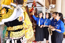 Youth delegates take part in hands-on cultural experiences such as calligraphy writing, Dong Ho folk painting, mask painting, traditional games, and exchanges with young performers of “tuong”, “cheo” and “cai luong” theatre (Photo: VNA)
