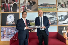 Vietnamese Ambassador to France Trinh Duc Hai (L) meets with Diego Diaz, President of SNCF International under the French National Railway Company (Photo: VNA)