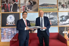 Vietnamese Ambassador to France Trinh Duc Hai (L) meets with Diego Diaz, President of SNCF International under the French National Railway Company (Photo: VNA)