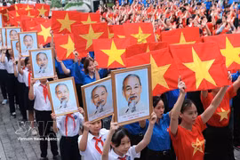 Young people perform the song "Vietnam ơi" (Oh Vietnam). (Photo: VNA)