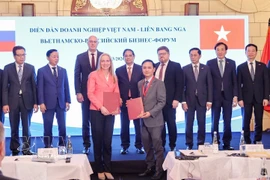 Prime Minister Pham Minh Chinh and officials witness the exchange of cooperation documents between Vietnamese and Russian businesses at the Vietnam – Russian Federation Business Forum in Moscow on March 24. (Photo: VNA)