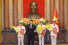 State President Luong Cuong (second from left) presents promotion decisions to Deputy Ministers of Public Security Le Tan Toi, Le Van Tuyen, and Nguyen Van Long (Photo: VNA)