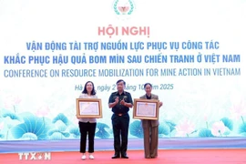 Sen. Lieut. Gen Hoang Xuan Chien, Deputy Minister of National Defence, presents Friendship Orders from the Vietnamese State President to the Korea International Cooperation Agency (KOICA) in Vietnam and the PeaceTrees Vietnam (PTVN). (Photo: VNA)