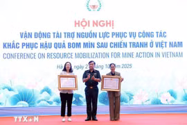 Sen. Lieut. Gen Hoang Xuan Chien, Deputy Minister of National Defence, presents Friendship Orders from the Vietnamese State President to the Korea International Cooperation Agency (KOICA) in Vietnam and the PeaceTrees Vietnam (PTVN). (Photo: VNA)