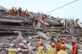 Rescue teams search for victims after the earthquake in Mandalay, Myanmar, on March 31, 2025. (Photo: Xinhua/VNA)