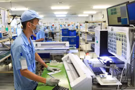 Electronic device manufacturing at the Rhythm Precision Vietnam Co., Ltd., in Hanoi's Noi Bai Industrial Park. (Photo: hanoimoi.vn)