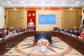 An overview of the working session between the Standing Board of the Ninh Binh provincial Party Committee and Lao delegation led by Sisay Luedethmounsone, Politburo member, Secretary of the Central Committee of the Lao People's Revolutionary Party (LPRP) and head of its Organisation Commission (Photo: VNA)