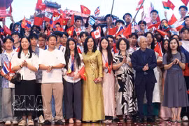 Deputy Minister of Foreign Affairs Le Thi Thu Hang (in yellow) and participants in the Vietnam Summer Camp 2026. (Photo: VNA)