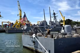 The guided-missile cruiser USS Robert Smalls (CG 62) and the guided-missile destroyer USS Shoup (DDG 86) dock at Tien Sa Port in Da Nang city. (Photo: VNA)
