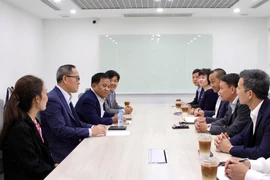 The Vietnam Journalists Association delegation meets with leaders of Club of Cambodian Journalists in Phnom Penh on October 23. (Photo: VNA)