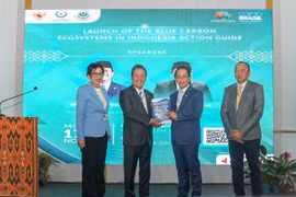 Marine Affairs and Fisheries Minister Sakti Wahyu Trenggono (second left) and Environment Minister Hanif Faisol Nurofiq (second right) inaugurate Indonesia’s Blue Carbon Ecosystem Roadmap and Action Guidelines at the Indonesia Pavilion during COP30 in Belem, Brazil, on November 17 local time. (Photo: Antara) 