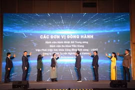 Delegates launch the clinical trials of the first oral antiviral drug to treat dengue fever and similar infectious diseases in Vietnam on March 5. (Photo courtesy of the organiser)