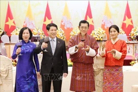 State President Luong Cuong (second, left) and his spouse host a solemn banquet in Hanoi on August 19 evening in honour of Bhutanese King Jigme Khesar Namgyel Wangchuck, Queen Jetsun Pema Wangchuck and the high-ranking delegation of Bhutan. (Photo: VNA)