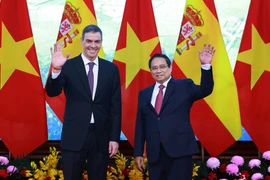 PM Pham Minh Chinh (R) and his Spanish counterpart Pedro Sánchez in Hanoi in April. (Photo: VNA)
