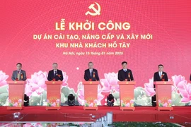 Party General Secretary To Lam (middle) and delegates press the buttons to launch the project to upgrade and build the West Lake Guesthouse Complex in Hanoi on January 15 (Photo: VNA)