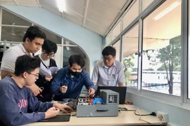 Students of the University of Technology – Vietnam National University, Ho Chi Minh City practice applying high technology (Photo: VNA)