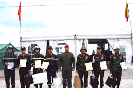 A representative of the Venezuelan Government presents the second-class "Hero of Venezuela" medal to members of the Vietnamese rescue team on July 6 (local time). (Photo: qdnd.vn) 