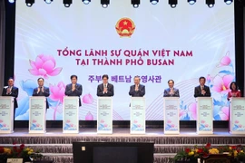 Party General Secretary To Lam (4th from right) at the inauguration ceremony of the Consulate General of Vietnam in Busan (Photo: VNA)