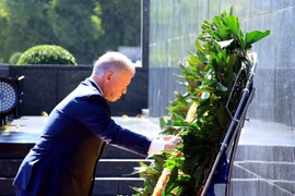 King of the Hashemite Kingdom of Jordan Abdullah II Ibn Al Hussein lays a wreath and paý tribute to President Ho Chi Minh at his mausoleum in Hanoi on November 13. (Photo: VNA)
