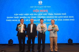 VITA Chairman Vu The Binh presents certificates of merit and insignias to units and individuals for contributions to tourism industry (Photo: VNA)