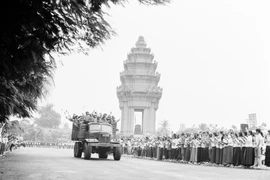 People in Cambodia's Phnom Penh capital bid a farewell to the Vietnamese volunteer troops as they completed their international mission and returned home. (File photo)