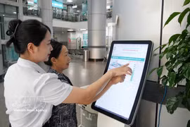 The smart medical kiosk system at Hop Luc General Hospital in Thanh Hoa province makes it easier for patients to access medical examination and treatment services. (Photo: VNA)