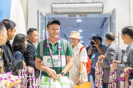 The first passengers on the direct flight from Ho Chi Minh City to Phuket are welcomed with flowers and souvenirs upon landing at Phuket International Airport (Photo: VNA)