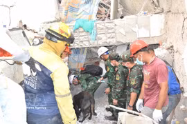 Vietnamese military personnel search for victims in a rubble in Venezuela. (Photo: VNA)