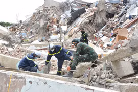 Searching for victims in Venezuela (Photo: VNA)