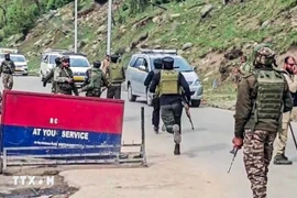 Indian security officers are deployed to the scene of the deadly terrorist attack in Northern India. (Photo: VNA) 