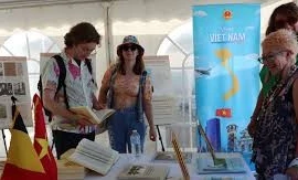 People visit Vietnam's booth at the ManiFiest 2025 in Ostend. (Photo: VNA)