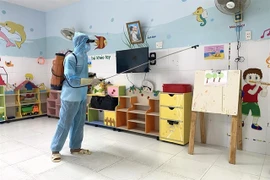  A medical worker sprays disinfectant at a preschool with children suffering from hand-foot-mouth disease in Phu Yen Province. (Photo: VNA)