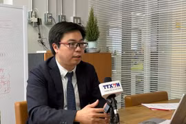 Chairman of the Association of Vietnamese Intellectuals in Japan Dr. Le Duc Anh talks to Vietnam News Agency correspondents in Tokyo. (Photo: VNA)
