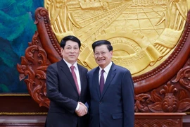 Stae President Luong Cuong (left) and General Secretary of the Lao People's Revolutionary Party (LPRP) Central Committee and President Thongloun Sisoulith in Vientiane on April 24. (Photo: VNA)