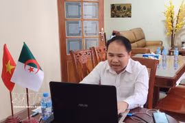 Trade Counsellor Hoang Duc Nhuan of the Vietnam Trade Office in Algeria speaks at the online export consultancy session on the markets of Algeria, Senegal and Tunisia for more than 40 Vietnamese agencies and enterprises on March 26. (Photo: VNA)