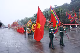 An incense-offering delegation sets off for Nghia Linh Mountain on the Hung Kings Commemoration Day in 2025. (Photo: VNA)