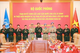 Deputy Minister of National Defence Sen. Lieut. Gen. Nguyen Truong Thang (centre) and delegates at the event. (Photo: VNA)