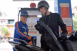 At a filling station in Hanoi. (Photo: VNA)