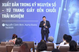 Nguyen Canh Binh, Chairman of Alpha Books, shares his views at the Vietnam Digital Publishing Summit 2025 (DPS 2025) with the theme "The Future of Publishing in a Global Digital Age". (Photo: VNA).
