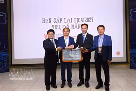 The organising committee hands over the hosting flag for next year's conference to the Vietnam-Korea University of Information and Communication Technology under the Da Nang University. (Photo: VNA)