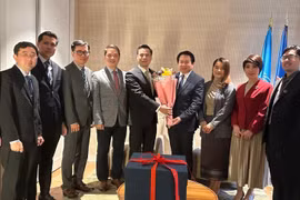 From left: Ambassador Dang Hoang Giang (5th), head of Vietnam's permanent mission to the United Nations (UN), presents a gift to Ambassador Anouparb Vongnorkeo, Lao Permanent Representative to the UN. (Photo: VNA)