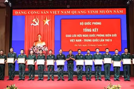 Deputy Minister of National Defence Sen. Lieut. Gen. Hoang Xuan Chien presents certificates of merit awarded by the Minister of National Defence to units for their contributions to the success of the 9th Vietnam-China Border Defense Friendship Exchange. (Photo: VNA)