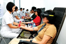 Blood donors experience mixed reality technology at blood donation event held in Hanoi on the occasion of World Blood Donor Day on June 14. (Photo: Hoang Anh)