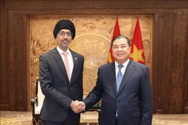 Politburo member, Secretary of the Party Central Committee and Chief of its Office Pham Gia Tuc (R) receives Singaporean Ambassador to Vietnam Rajpal Singh on March 6. (Photo: VNA)