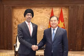 Politburo member, Secretary of the Party Central Committee and Chief of its Office Pham Gia Tuc (R) receives Singaporean Ambassador to Vietnam Rajpal Singh on March 6. (Photo: VNA)