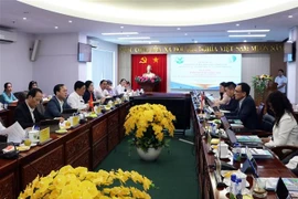 The People’s Committee of Vinh Long province holds a working session with Singapore’s Sembcorp Industries on December 22. (Photo: VNA)